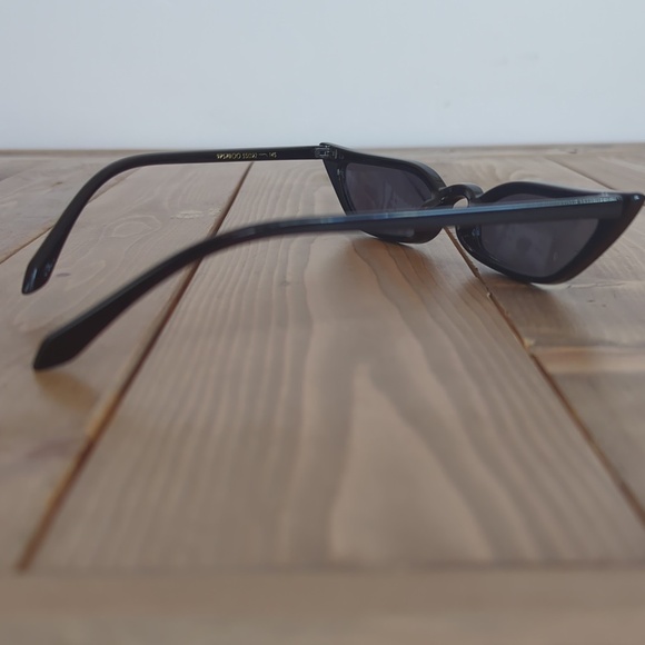 Retro Cat Eye Sunglasses - Picture 3 of 5